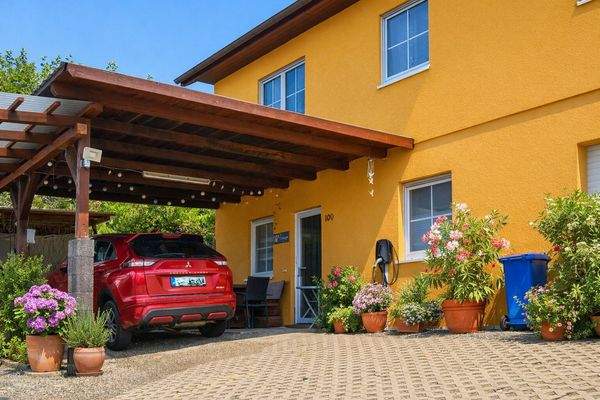 Einfahrt mit Carport & E-Ladestation