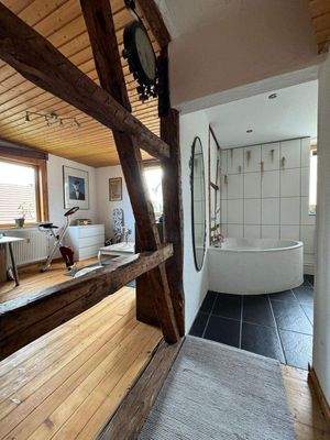 Elternschlafzimmer mit Zugang zum Badezimmer