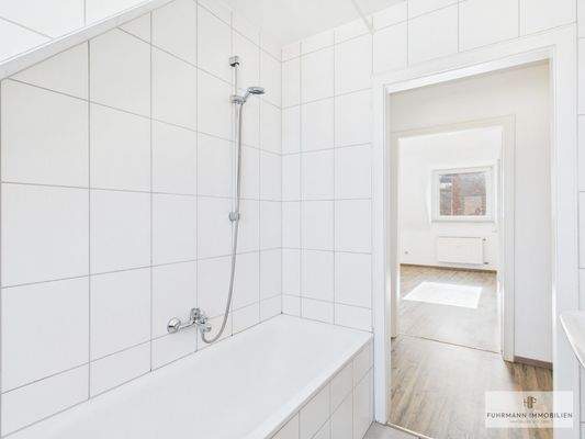 Bad mit Blick zum Flur