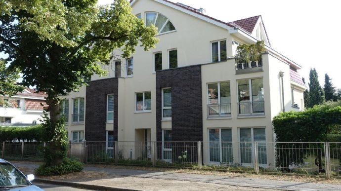 Großzügige 3-Zi-Eigentumswohnung (bezugsfrei) in moderner Stadtvilla  mit sonniger SW-Terrasse auf großem Gartengrundstück