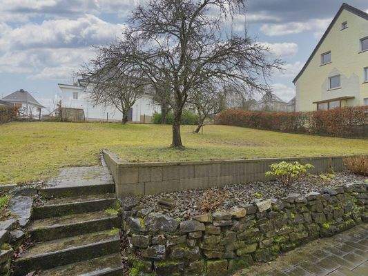Grünfläche hinterm Haus