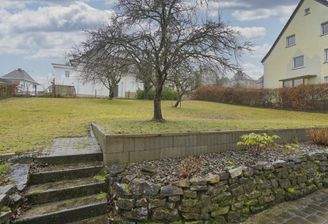 Grünfläche hinterm Haus