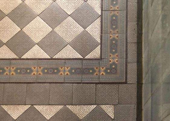 Bodenfliesen Vorderhaus.jpg