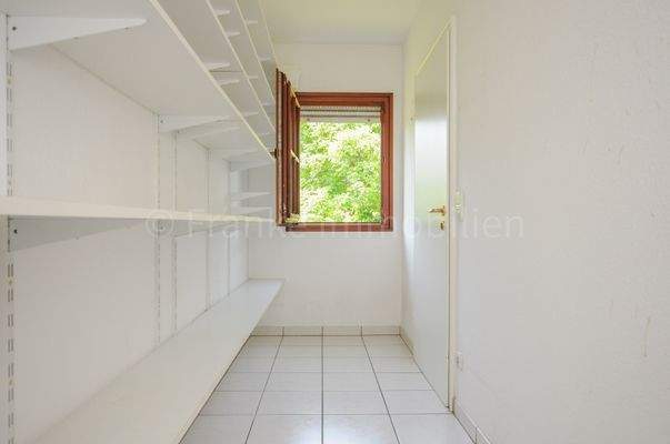 Speisekammer zwischen Küche und Garage