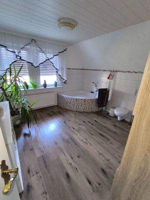 Obergeschoss Tageslichtbad mit Eckwanne, 2 Waschtischen, Toilette 