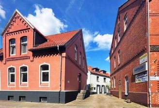 Außenansicht mit Nebengebäude