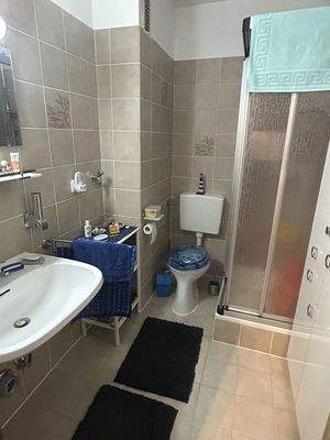 Duschen im niedlichen Bad