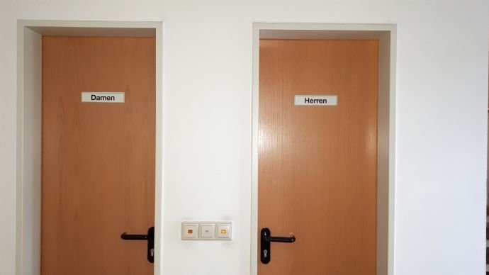 Getrennte WC-Anlage für Damen und Herren im UG