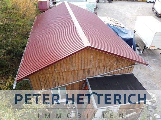 Holzhalle mit Schuppen