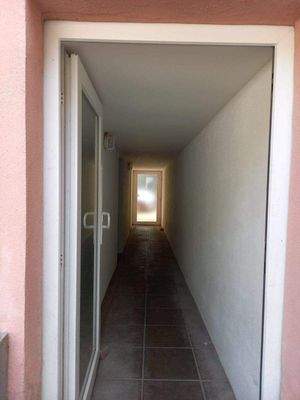 Eingang und Flur zur Rückseite