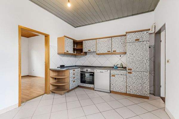 Küche mit Einbauküche im Erdgeschoss 