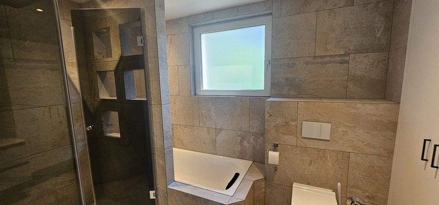 Badezimmer mit Dusche und Badewanne