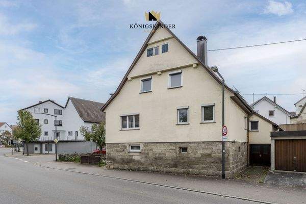 Hof mit Platz für Erweiterung oder kreative Nutzung.