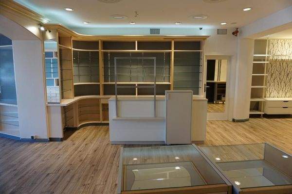 Laden mit Einrichtung