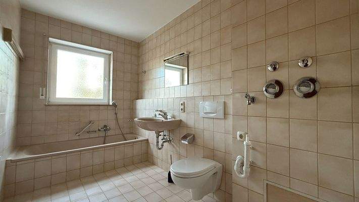 Tageslicht-Bad mit Badewanne