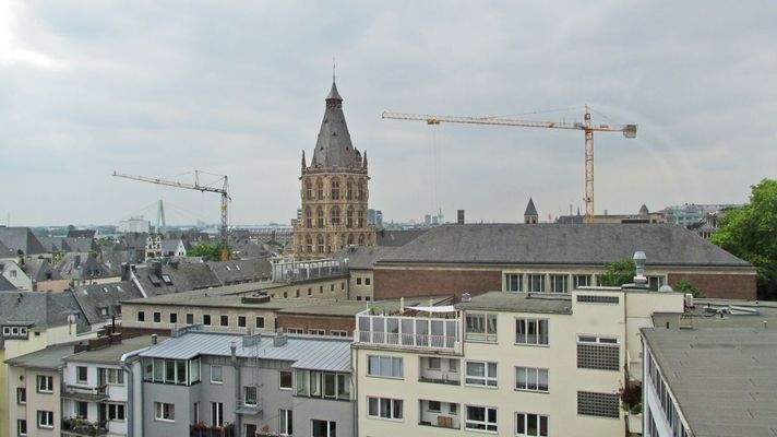 Büroraum mit Blick auf das Rathaus