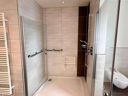 ... mit ebenerdiger Dusche