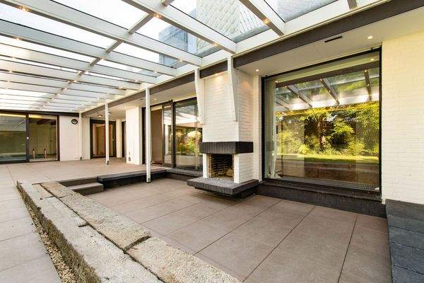 Überdachte Terrasse mit Kamin und Sitzlounge