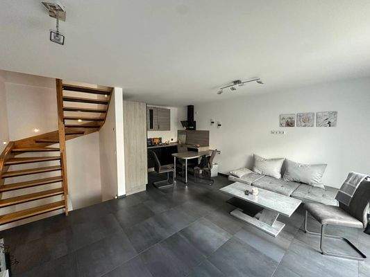 Wohnzimmer mit offener Küche
