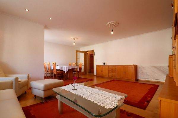 Großzügiges und wunderbar helles Wohnzimmer