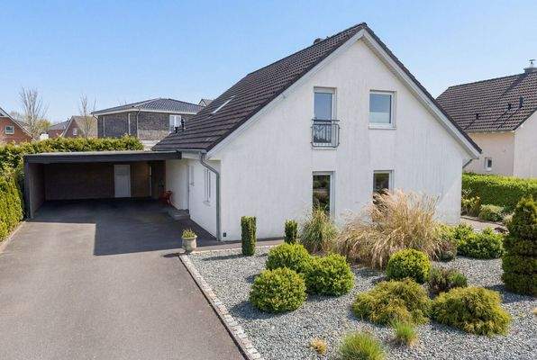 Gepflasterte Auffahrt mit Doppelcarport