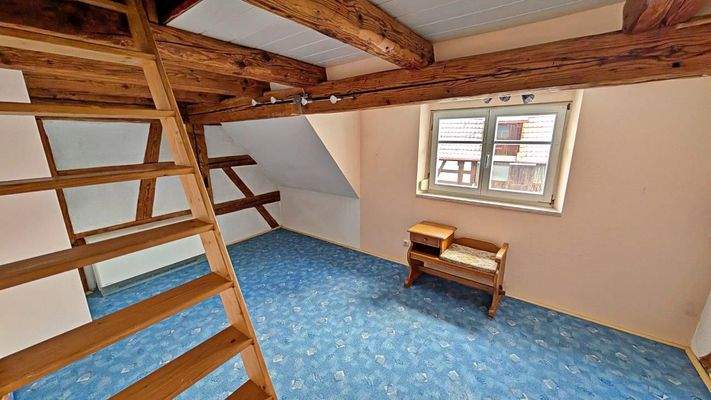 Kinderzimmer 2 mit Zugang Spitzboden