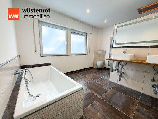 Familienbad mit Wanne und Dusche