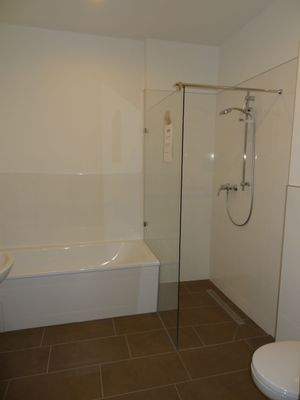 Bad mit Wanne und Dusche 