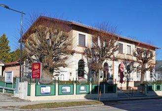 Straßenseitige Ansicht im Herbst