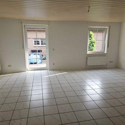 Wohn-/Esszimmer mit Ausgang zum Südbalkon