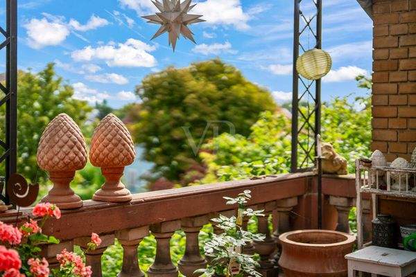 Romanischer Balkon mit Blick in den Garten 