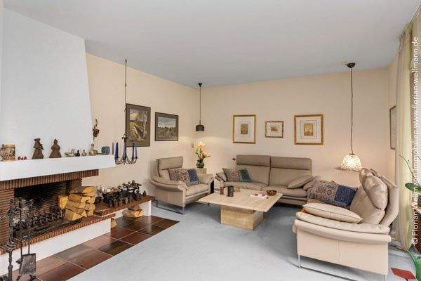 Wohn- und Esszimmer mit Kamin.