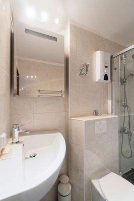 Modernisiertes Badezimmer – zeitlose Optik und funktionale Ausstattung