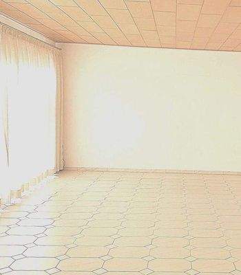 Wohnzimmer mit Zugang zur Terrasse 