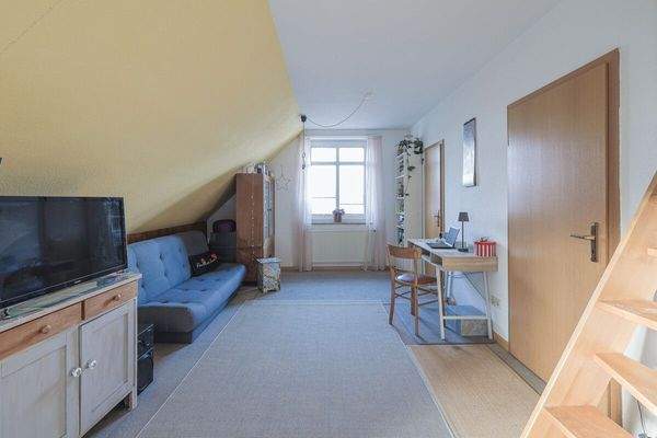 Das Wohnzimmer der linken Dachgeschosswohnung