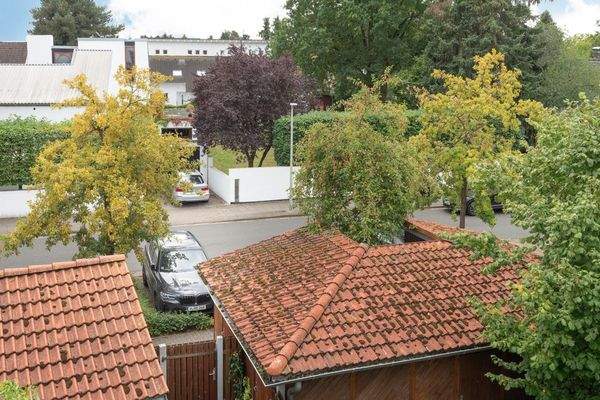 Blick Balkon auf PKW-Stellplatz