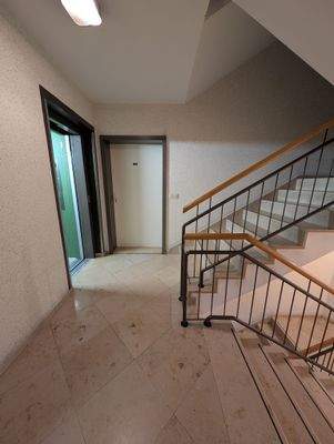 Hausflur mit Lift vor der Wohnung 