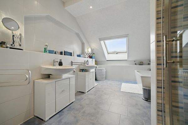 Tageslichtbad mit Badewanne