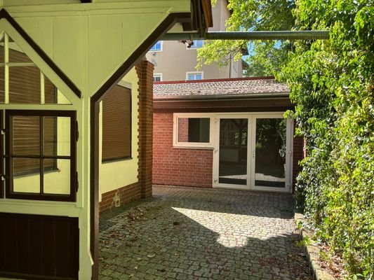 Hauseingang mit Blick auf Gartenhaus