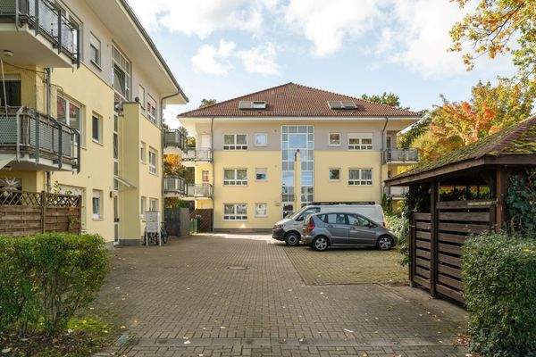 Pkw-Stellplätze hinter dem Haus