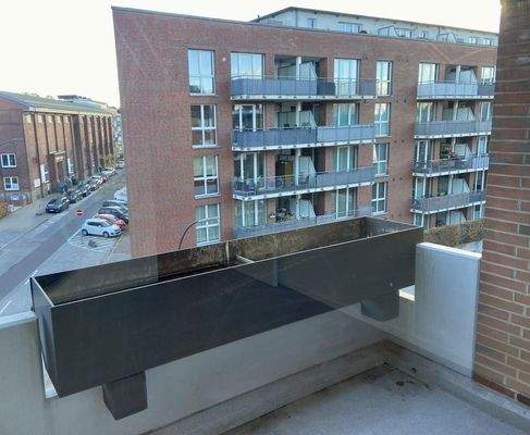 Balkon mit Blumenkasten