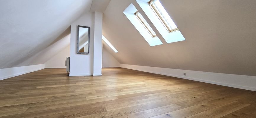 Schlafzimmer im Dachgeschoss mit Blick