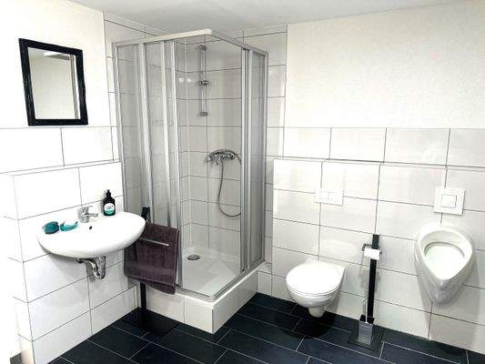 Mitarbeiter Bad mit Dusche Ausstellungshalle CSM k