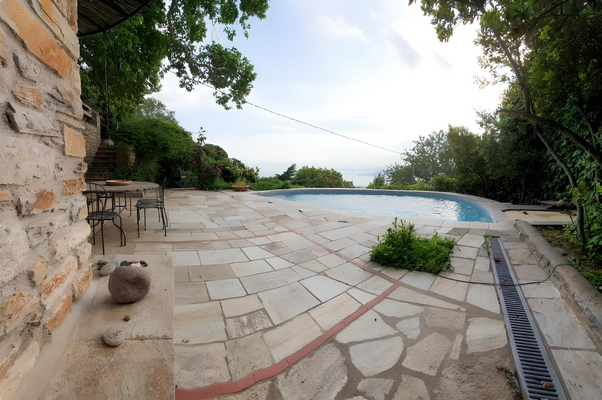 Traumhaftes Steinhaus mit Meerblick und Pool in Pi