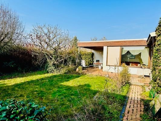 Garten mit Blick zum überdachten Sitzbereich