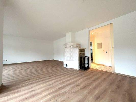 Großzügiger Wohnbereich mit Kamin und Balkonzugang