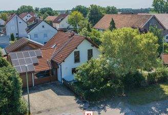 Hausansicht mit Einfahrt