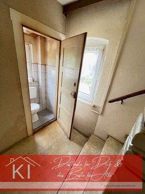 WC auf Treppenpodest zum OG