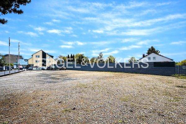 Blick aufs großzügige Grundstück