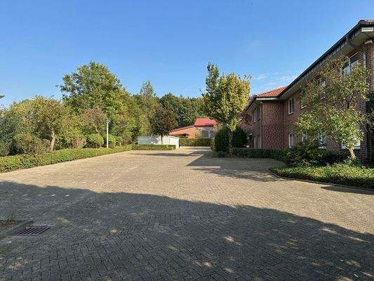 Parkplätze und Garagen